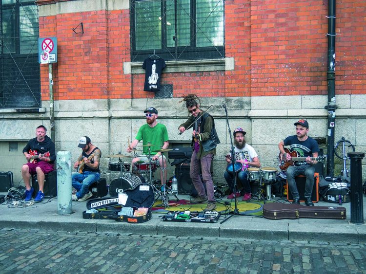 Músicos callejeros en Dublin