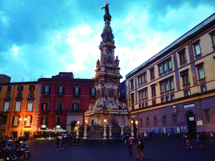 Piazza del Gesù Nuovo con el monumental Obelisco de la Inmaculada