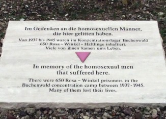 Placa de conmemoración por las víctimas homosexuales de Buchenwald