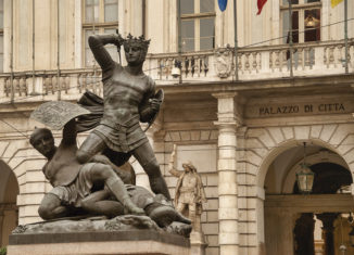 Turín estatua del Conde Verde Amadeo VI
